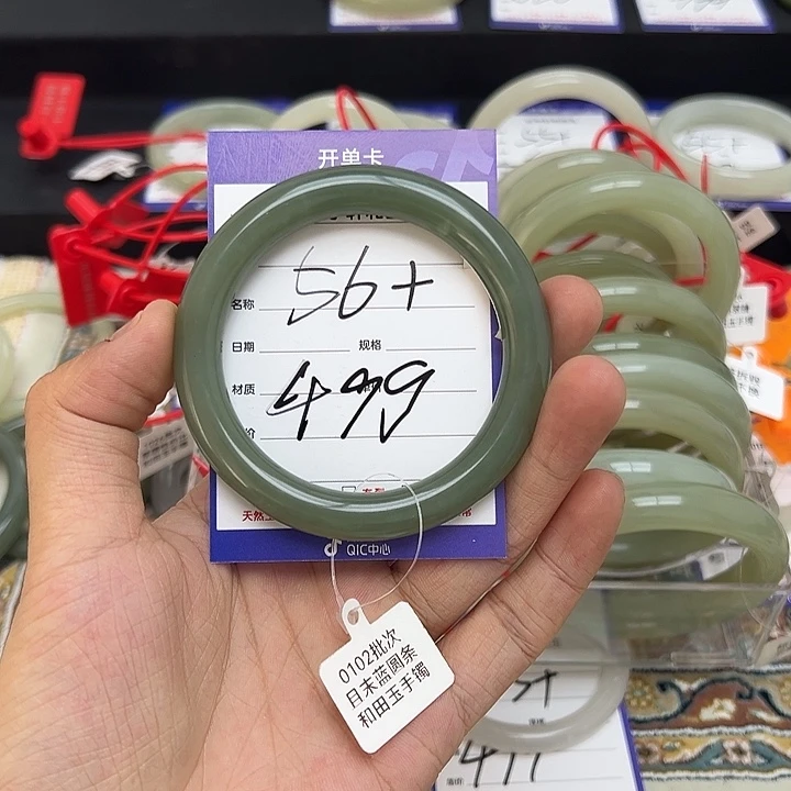 和田玉未镶嵌手镯