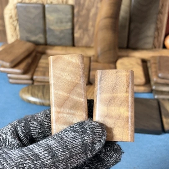 【闪购商品】巨**熊金丝楠阴沉木手把件