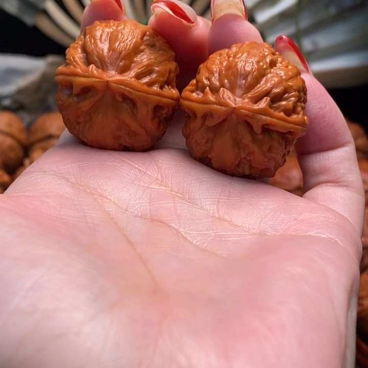 受***禄文玩核桃把件玉麒麟