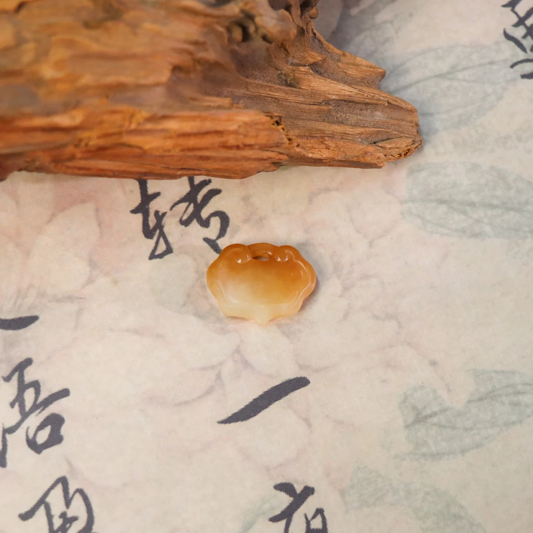 天然和田玉新疆若羌黄口玉锁吊坠A225