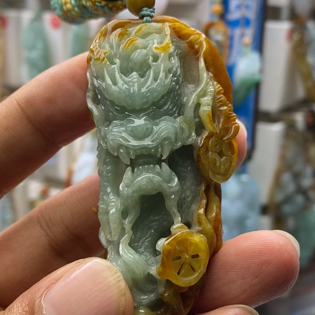 翡翠未镶嵌颈饰龙