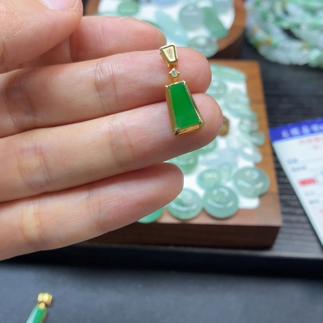 翡翠18K金镶嵌颈饰无事牌