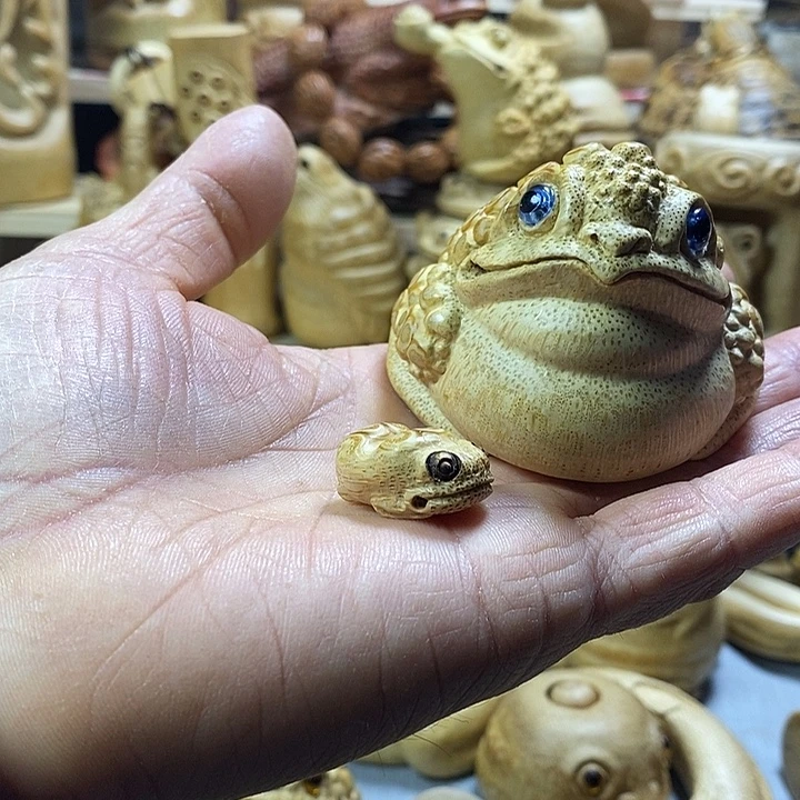 竹根雕金蟾鹰嘴把件