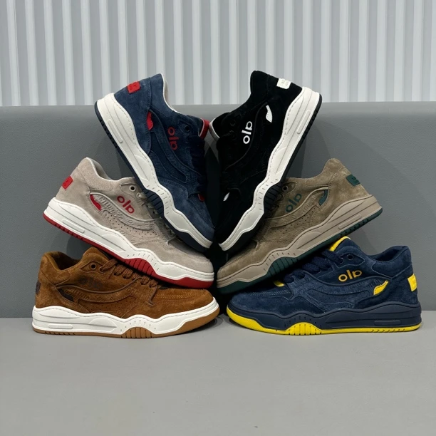 广州男士潮流时尚中帮厚底贴膜皮圆头时尚休闲鞋百搭休闲秋冬板鞋