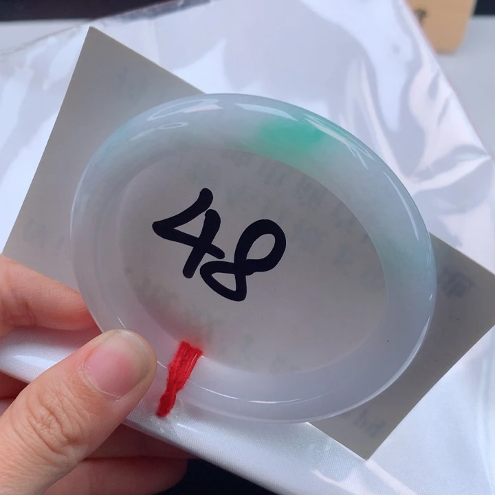 翡翠手镯未镶嵌白底青