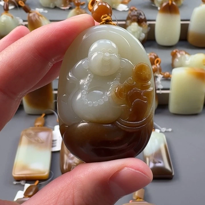 V***仔和田玉未镶嵌颈饰