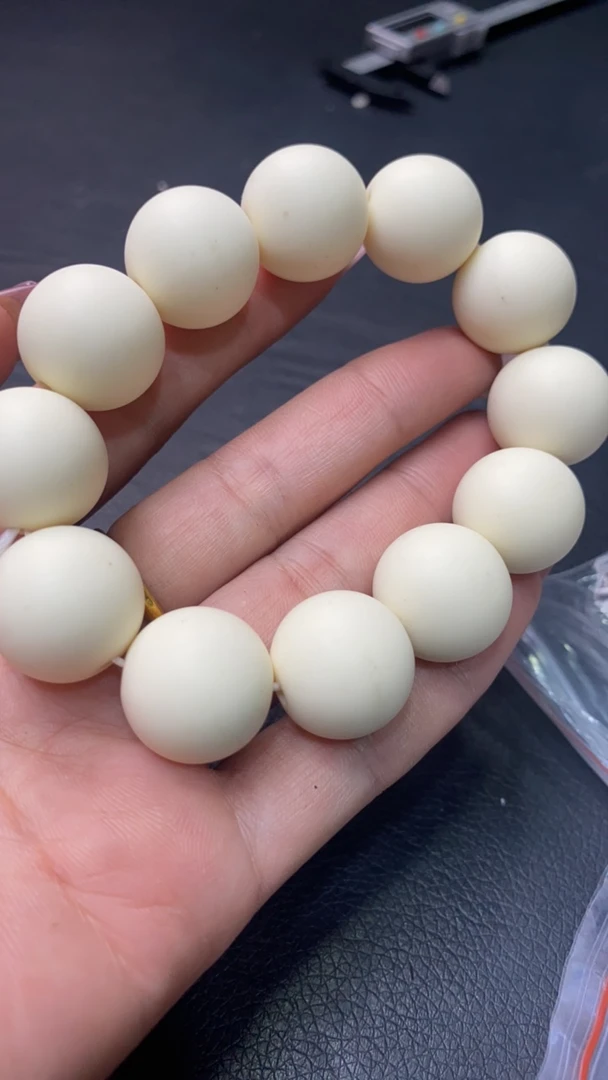 B  475 卡20白蜜手串