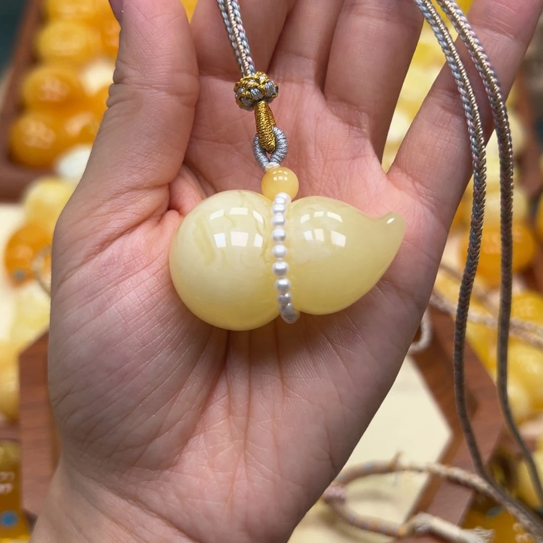 琥珀未镶嵌颈饰蜜蜡