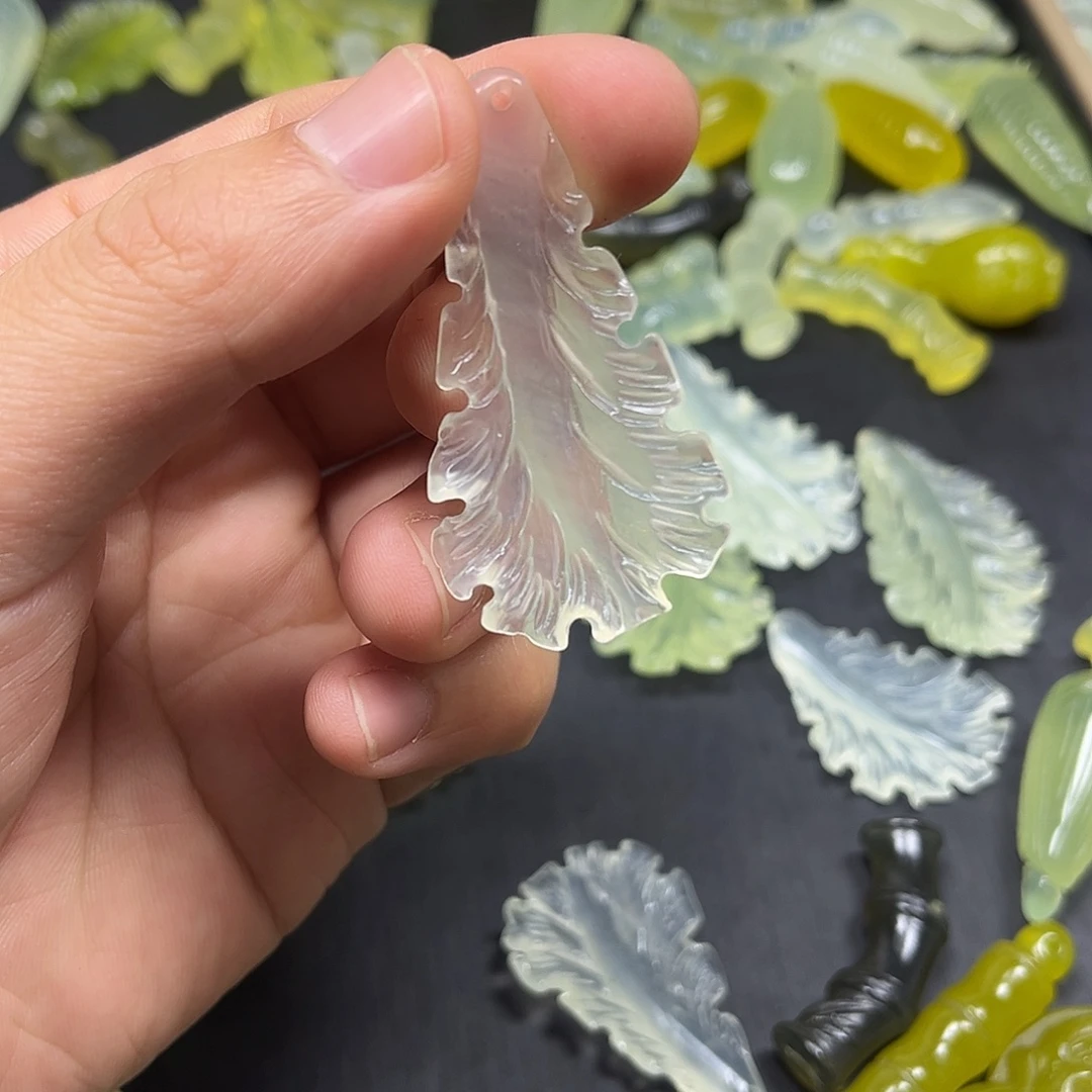 晚***思蛇纹石玉未镶嵌颈饰