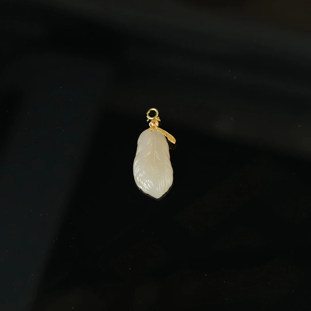 粉羽毛-天然和田玉藕粉18K金吊坠