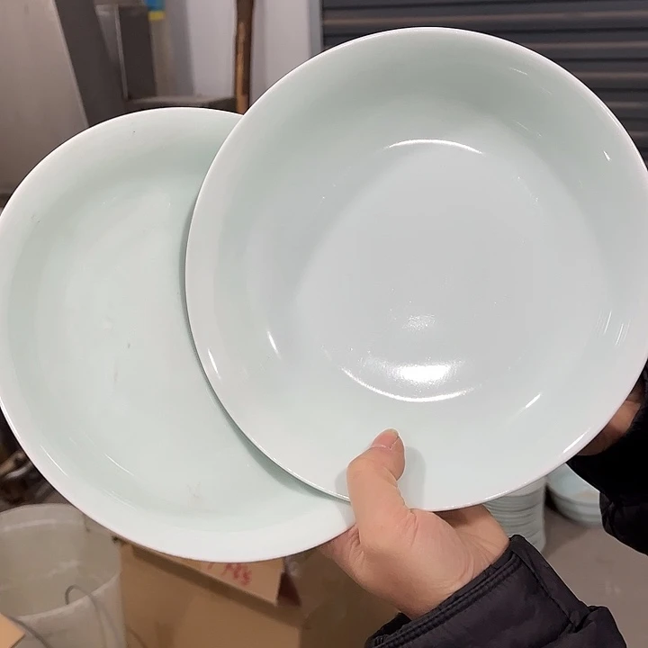瓷片青瓷八英寸深盘两个，微瑕包邮