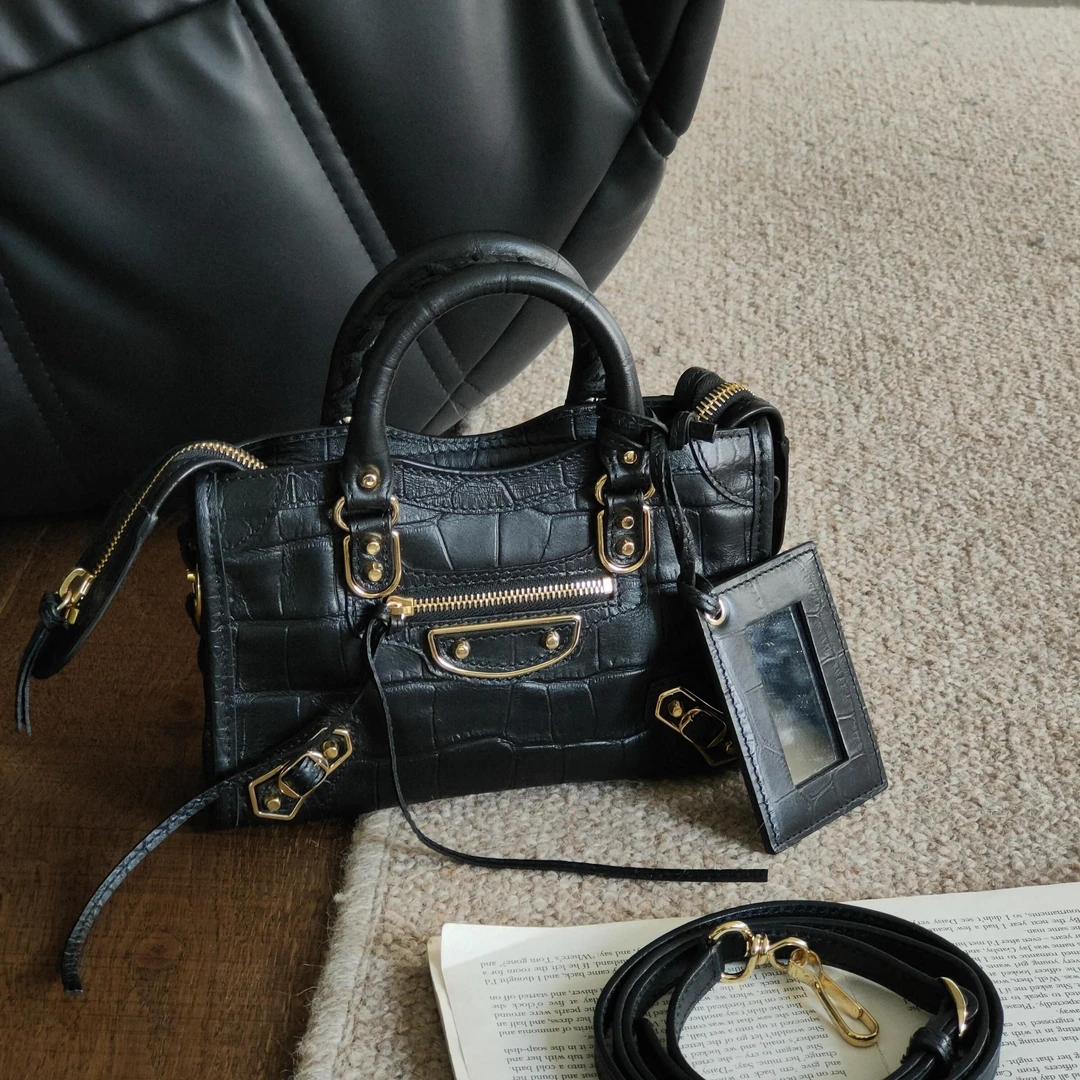 95新 Balenciaga/巴黎世家 黑金鳄鱼压纹Nano city 机车包39499