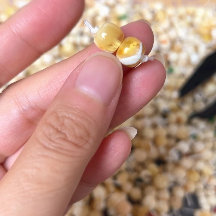 蜜蜡未镶嵌裸石8.5mm一对