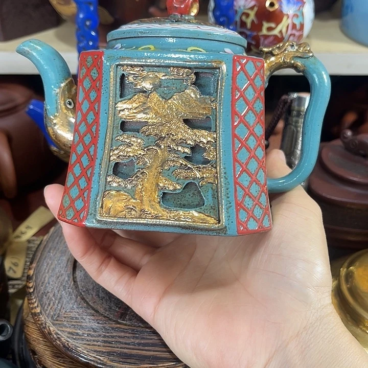 茶壶紫砂原矿泥料手工制作的一把紫砂壶。