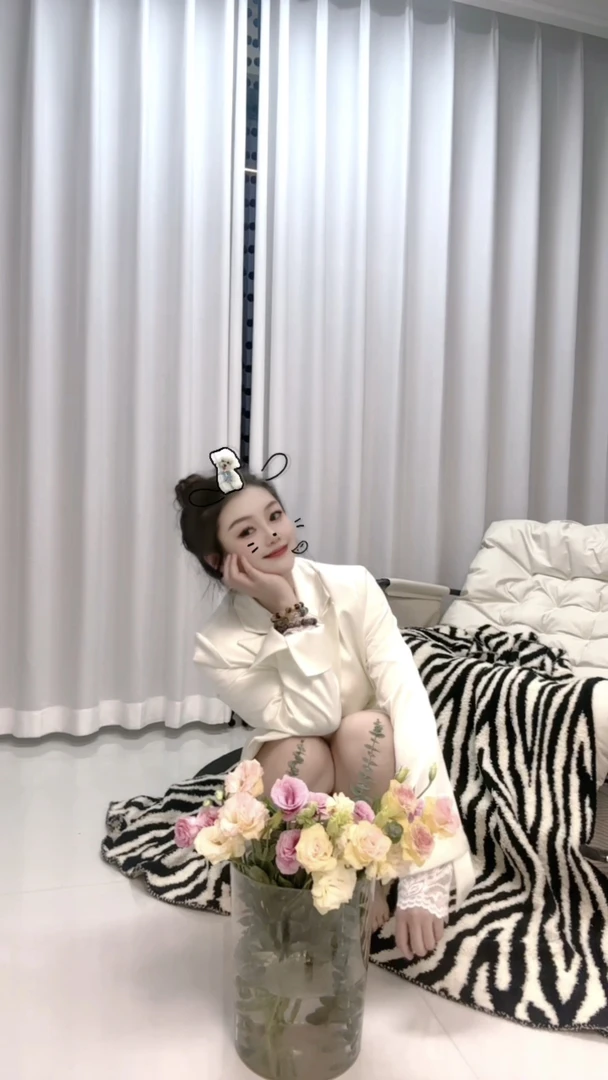 朵拉推荐烫钻衬衣