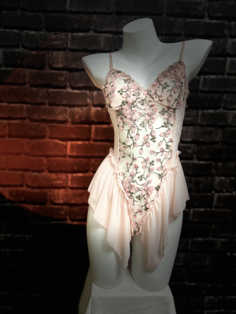 优雅吊带刺绣紧身性感纯欲修身聚拢碎花睡裙