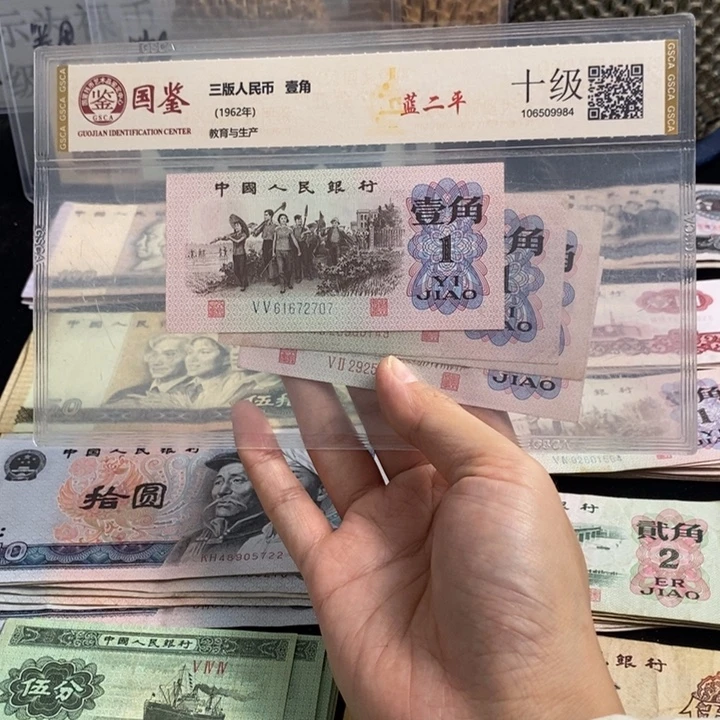 红二凸3张展示实物。