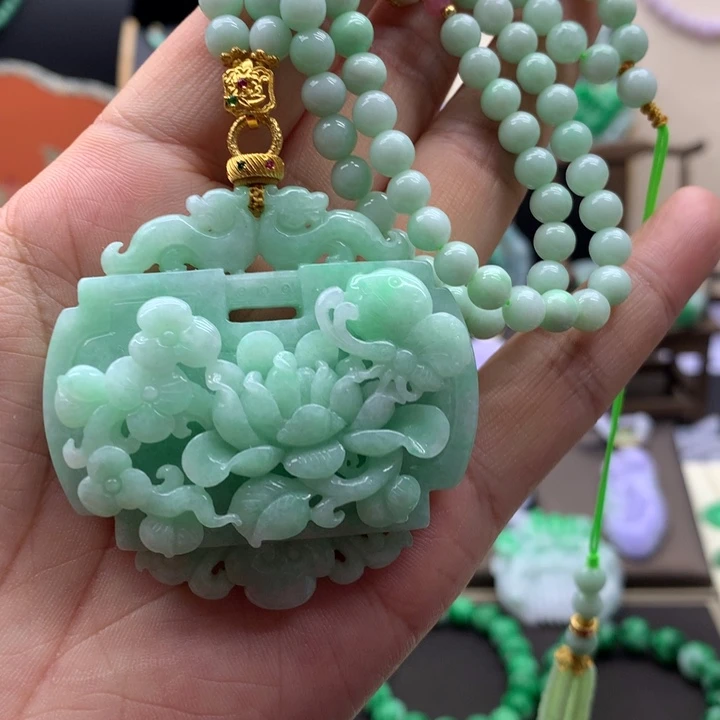 翡翠未镶嵌吊坠(赠链)