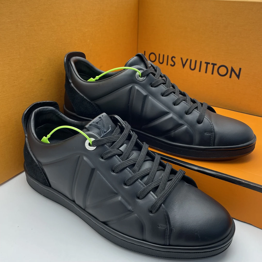 95新 LouisVuitton/路易威登 38.5码/黑色低帮时尚休闲舒适板鞋