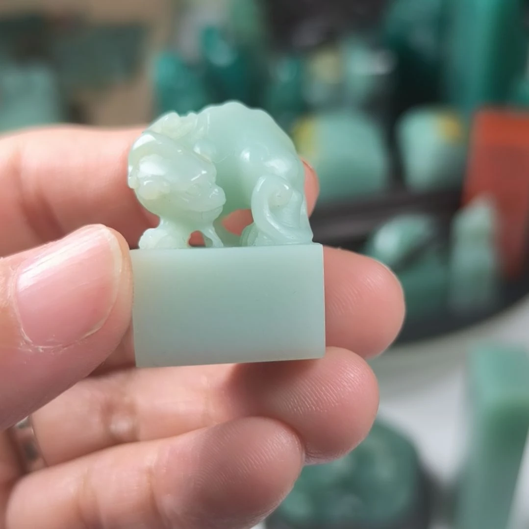 寿山石印石梅子青兽钮