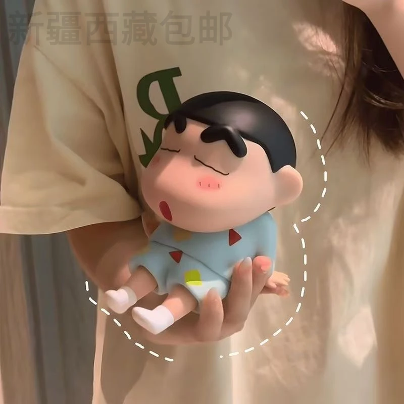 新疆包邮日漫蜡笔小新手办睡袍小新手机支架野原新之助模型公仔桌