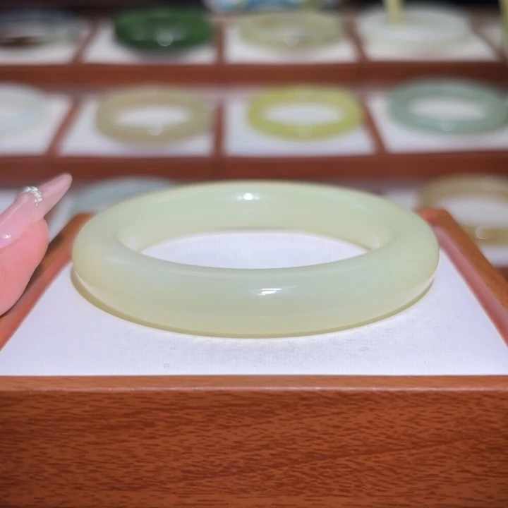 和田玉未镶嵌手镯新疆若羌奶黄泥鳅背卡55+