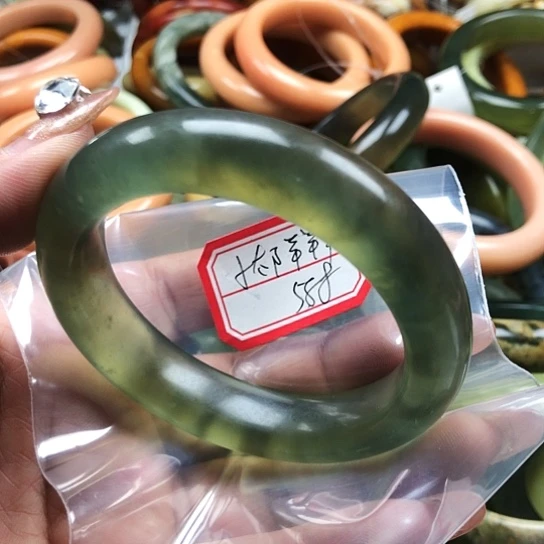 蛇纹石玉手镯未镶嵌小****羊