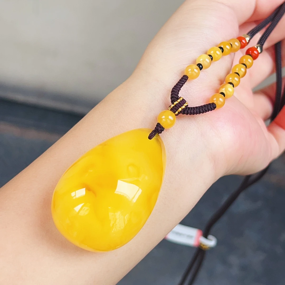 焦皮料鸡油黄溶洞妖花蜜蜡水滴吊坠，21.6克，尺寸50-33.7-21mm