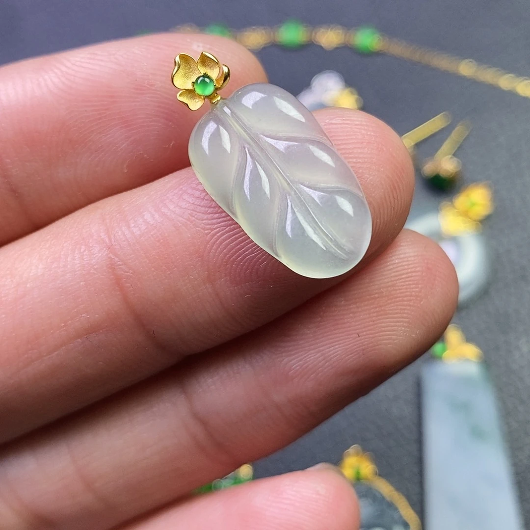 颈饰18K金镶嵌翡翠