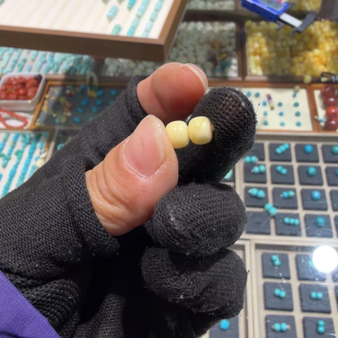 *****琥珀未镶嵌裸石66蜜蜡一对