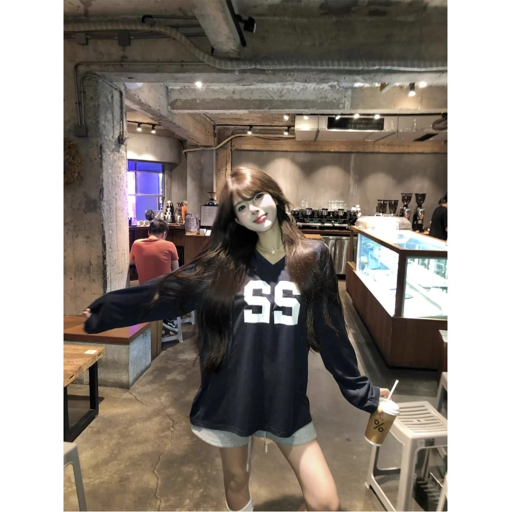 正肩V领美式复古长袖T恤女秋季大码宽松显瘦字母印花中长款上衣