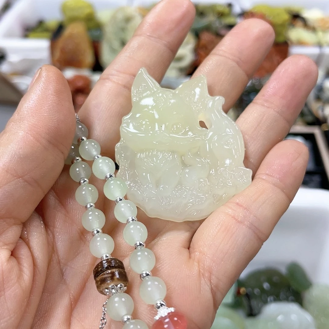 蛇纹石玉颈饰合金