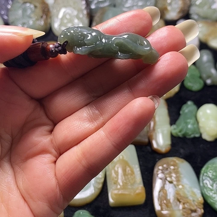 定制和田玉小吊坠