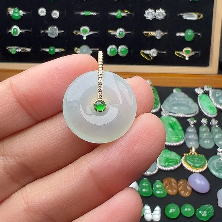 翡翠18K金镶嵌颈饰扣