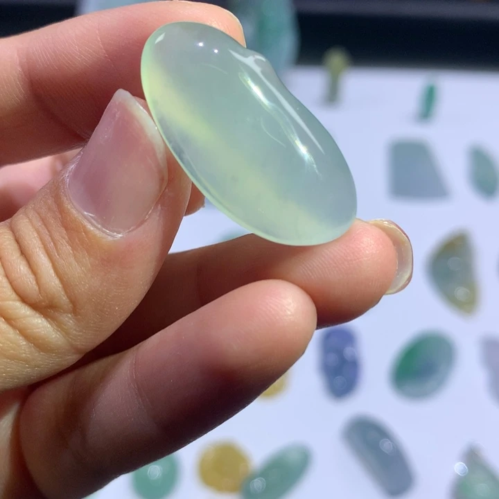 翡翠未镶嵌颈饰随形