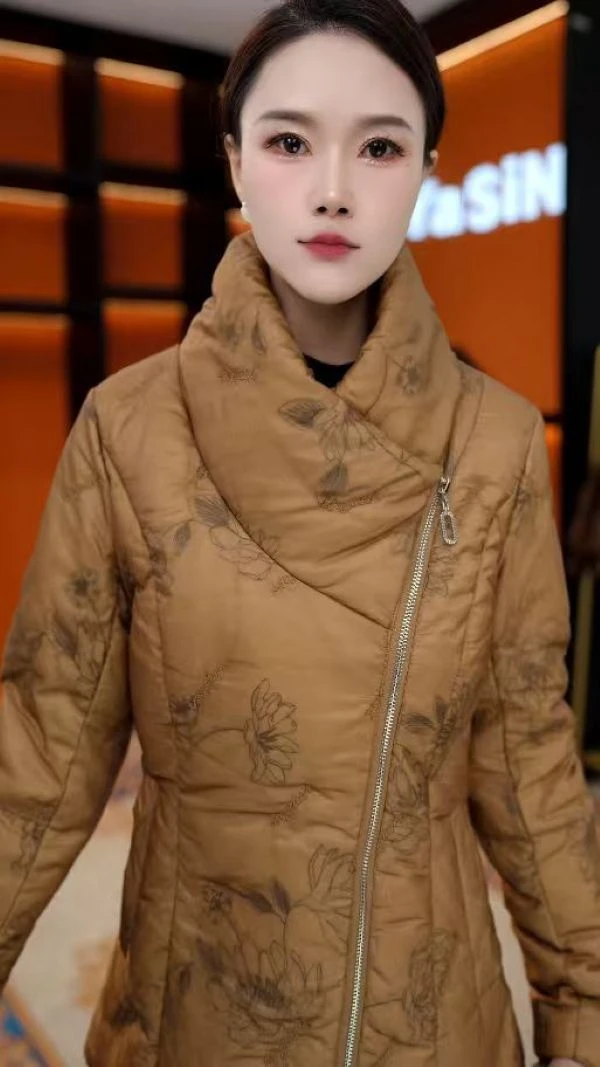 2025年冬新款高领新中式白鸭绒卡其色中长款刺绣羽绒服-YRF5158