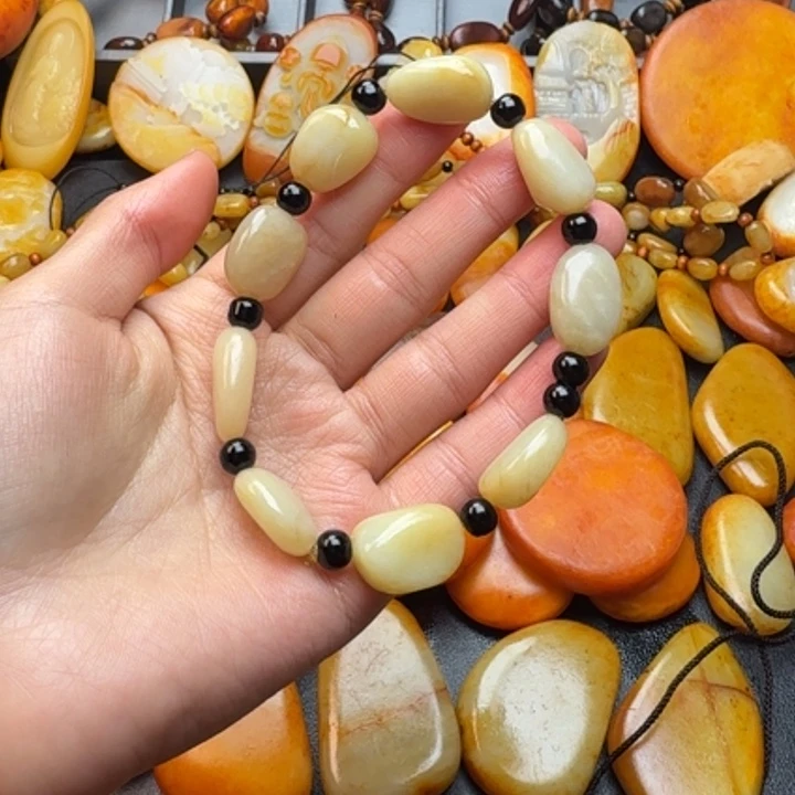 L***y和田玉未镶嵌颈饰