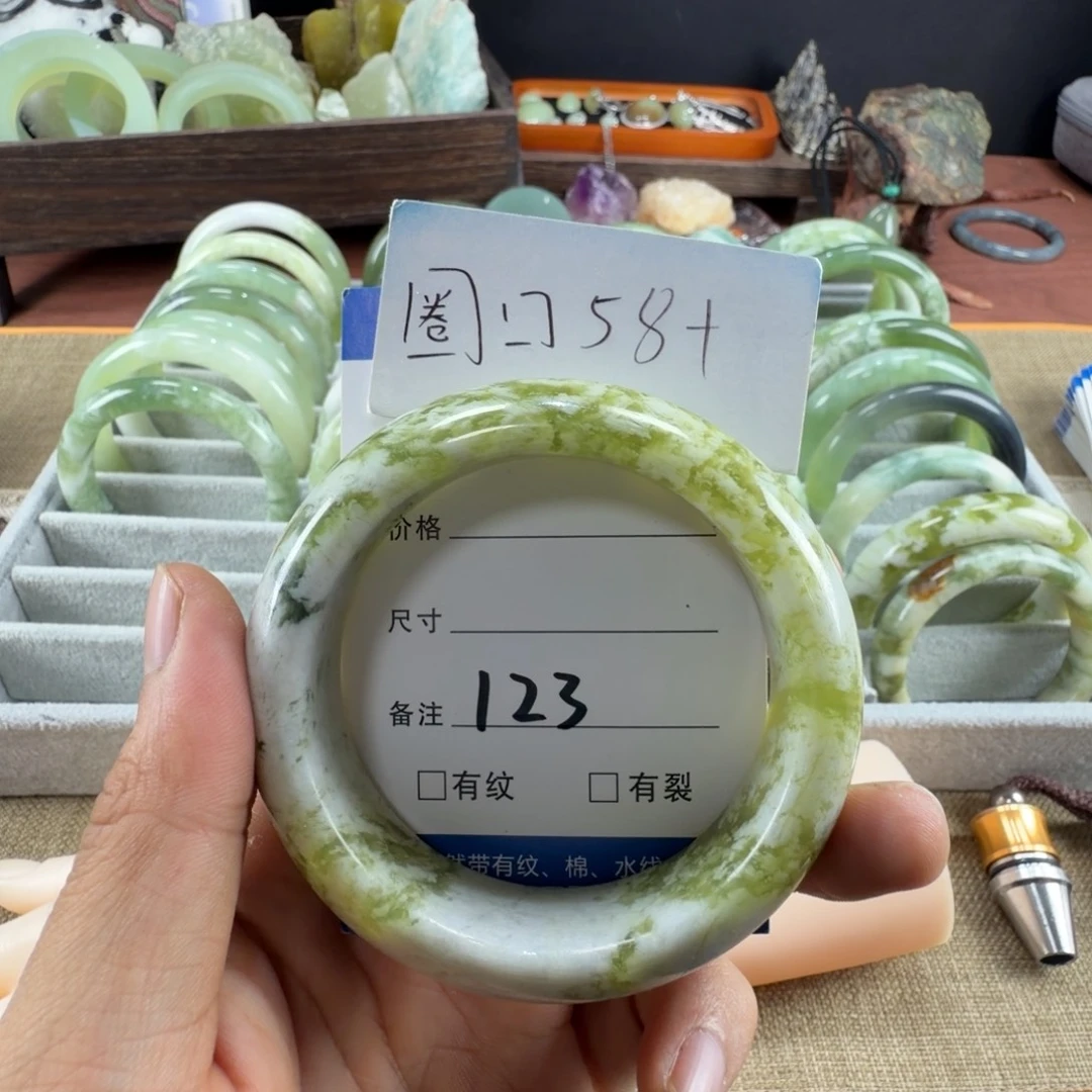 蛇纹石玉未镶嵌手镯