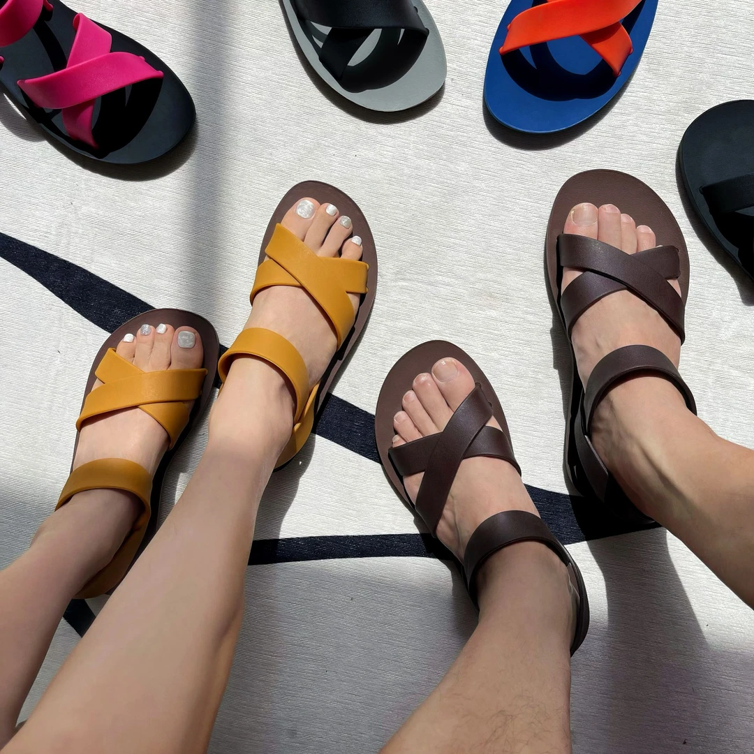 夏季休闲纯色日常亲子户外旅行沙滩耐磨橡胶男女情侣交叉款凉鞋