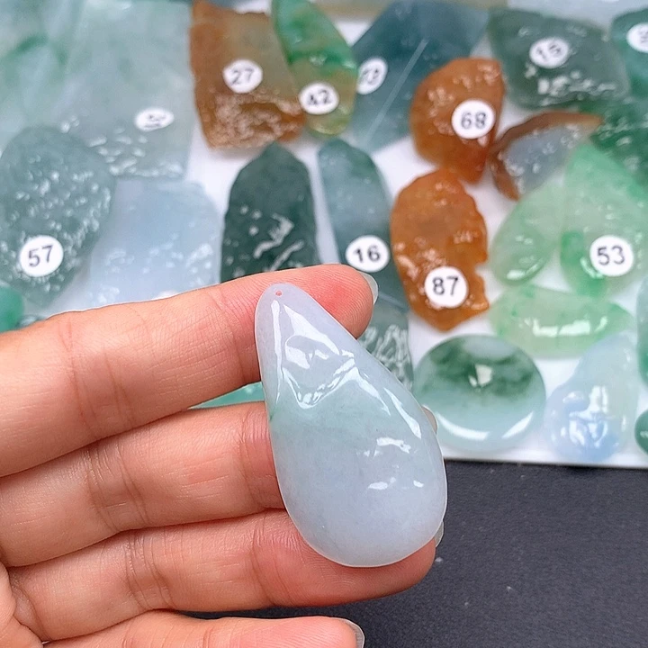 翡翠未镶嵌颈饰随型