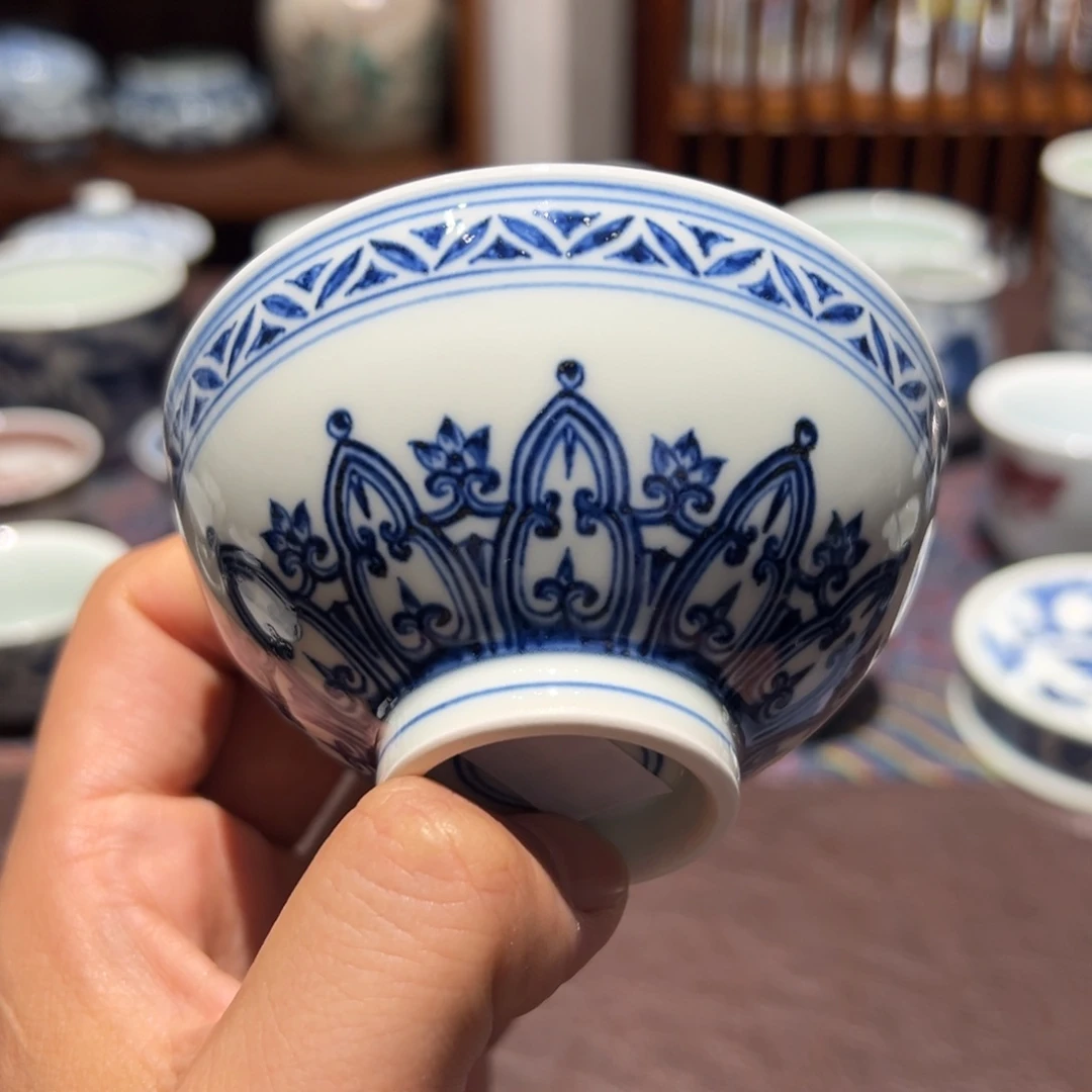 精品青花宝相纹主人杯口径约9厘米