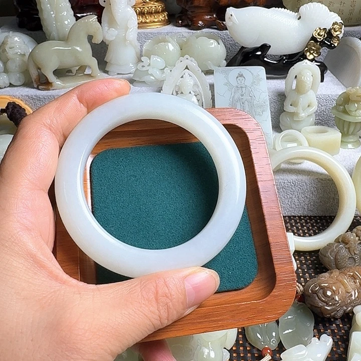 劳***律瓷片新号开播瓷盘一件