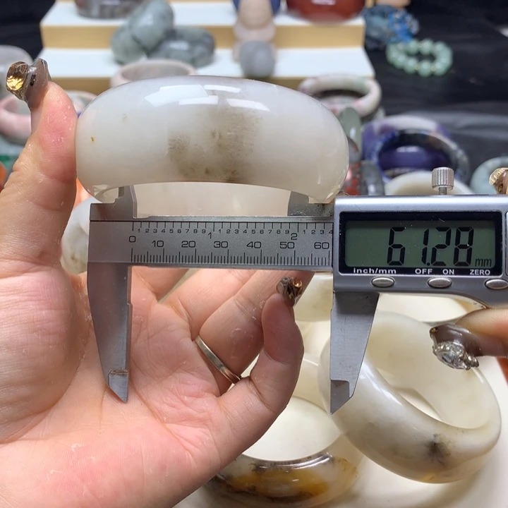 未镶嵌手镯石英质玉