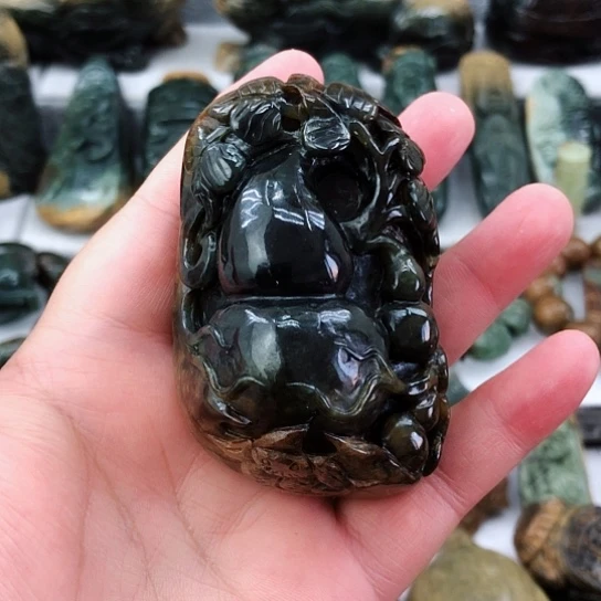 未镶嵌岫岩河磨玉（透闪石质玉）把件