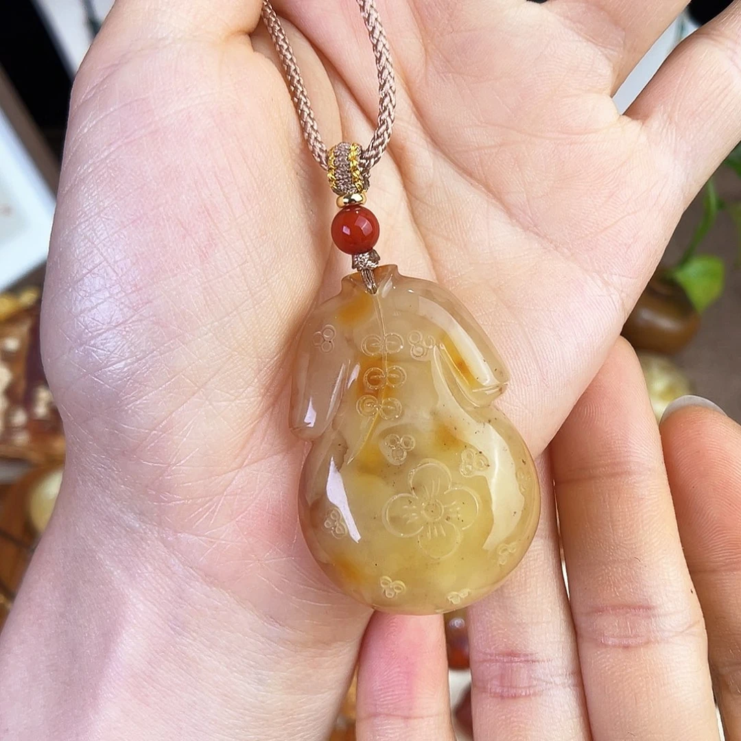 未镶嵌琥珀珠宝奇石。