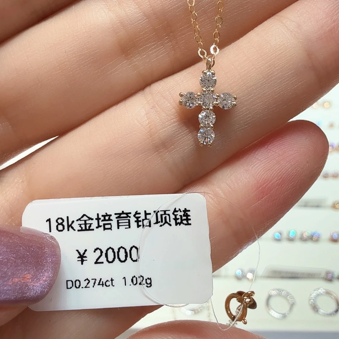 18K金镶嵌颈饰合成钻石