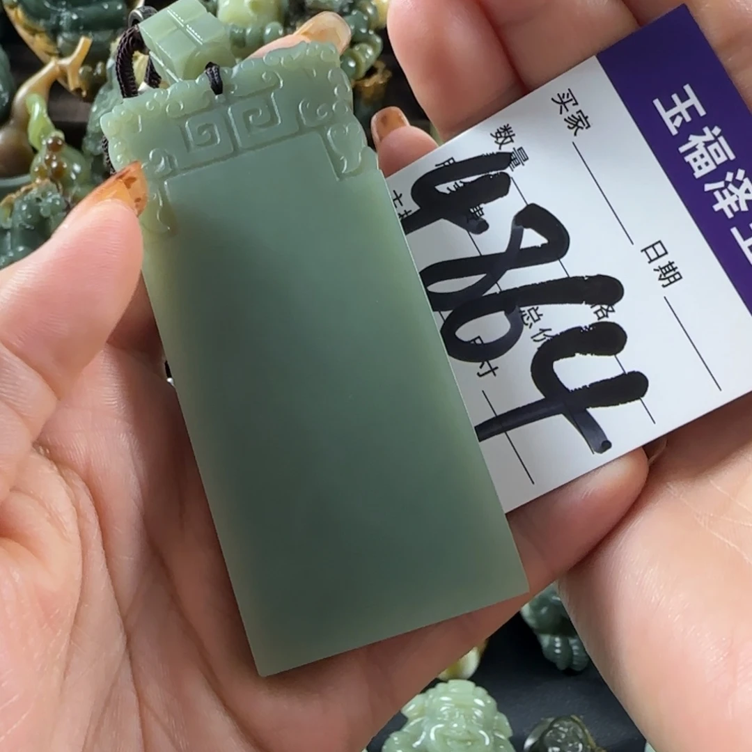 巴***瓦透闪石质玉未镶嵌挂件