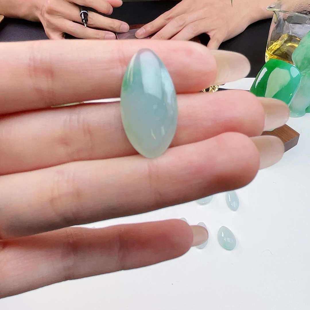 信***吞翡翠未镶嵌颈饰雪中春信