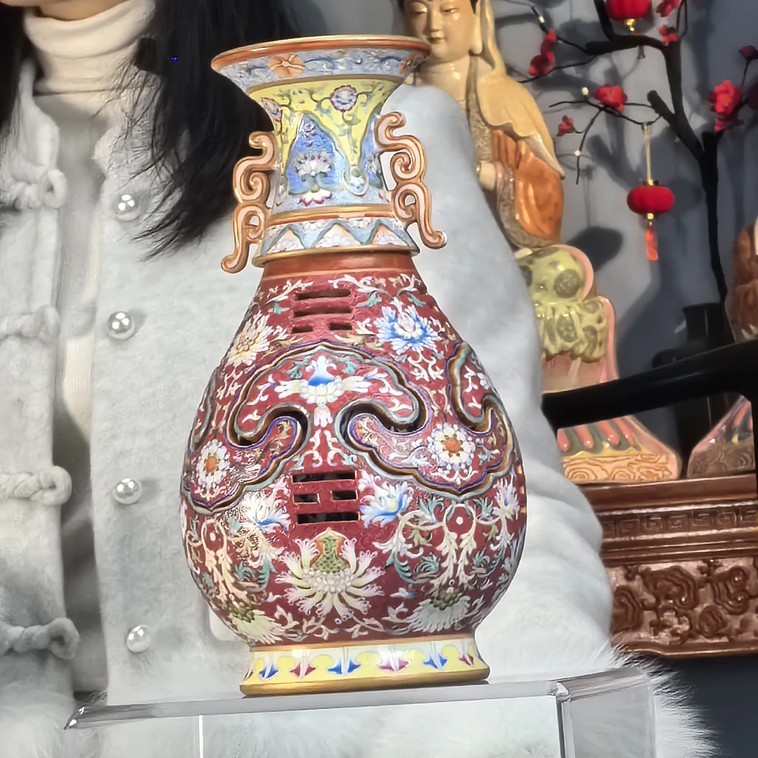 清 珐琅彩胭脂红镂空花卉双耳交泰瓶