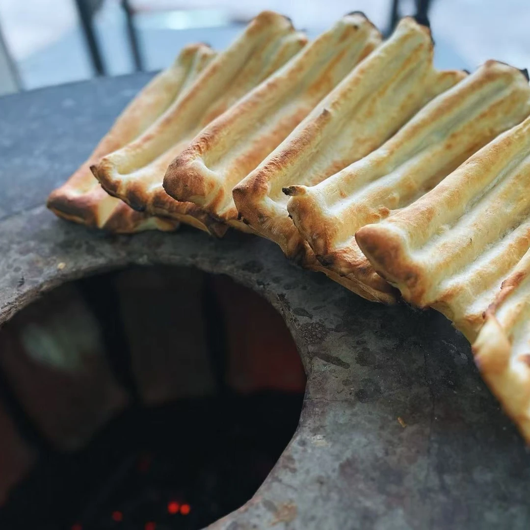 苏北沭阳特色碳烤朝牌烧饼，烤牌饼美味小吃原味，葱香